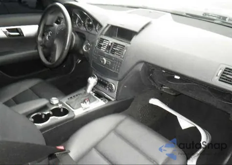 2009 Mercedes-Benz C300 z USA, uszkodzony, nr VIN WDDGF54X99R062058